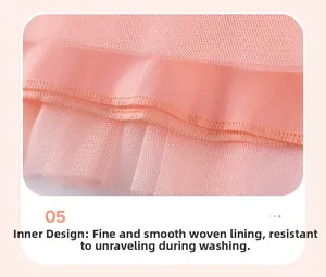 Détail de la doublure de robe en tulle rose avec coutures tissées lisses et durables