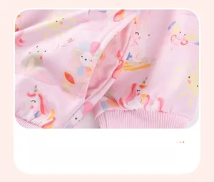 Detail eines rosa Mädchen-Hoodies mit Seitentasche, Rippbündchen und Einhorn-Cartoon-Muster