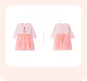 Vue à plat d'une robe rose à manches longues pour fille avec jupe en tulle