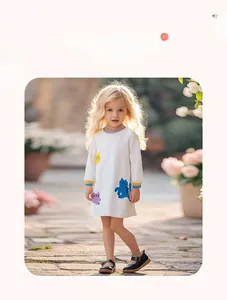 Détails d'une robe blanche à manches longues pour filles avec broderies de chats colorés