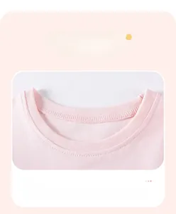 Détail d'une robe en maille rose avec encolure ronde renforcée et coutures plates