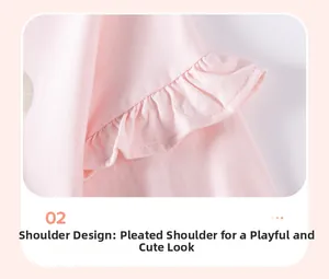 Détail d'une robe rose pour fille en coton avec épaules à volants et tissu doux