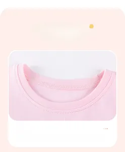 Détail de l'encolure rose du vêtement avec bord-côte doux et coutures de précision