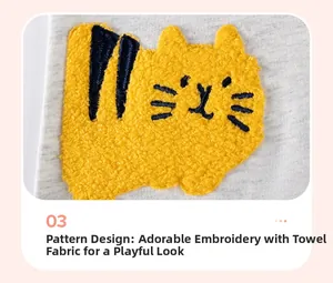 Détail de broderie chat jaune en bouclette sur la robe grise à manches longues
