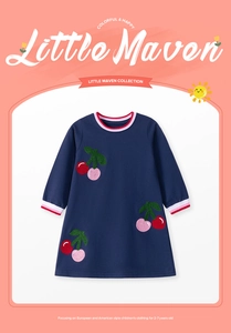 Dettaglio di ricami a ciliegia e polsini a costine su un abito da bambina blu navy