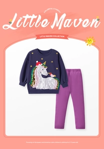 Detail eines Mädchen-Sweatshirts mit Pailletten-Einhorn-Stickerei und Ripphose