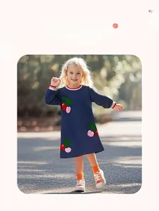 Dettaglio vestito blu scuro bambina con toppe a forma di ciliegia e polsini a righe