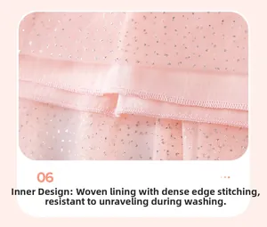 Détail de robe en tulle rose avec paillettes argentées et coutures de doublure tissée