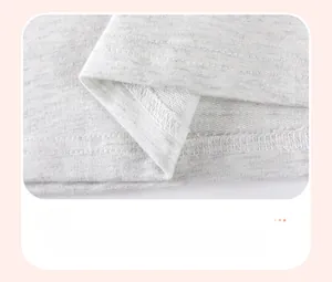 Gros plan détaillé de l'ourlet de la robe en tricot gris avec doubles coutures renforcées