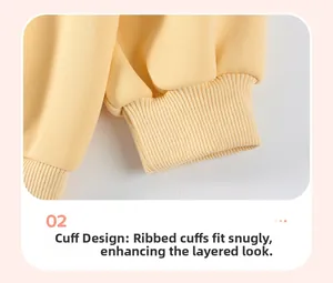Détail des poignets côtelés sur un sweat-shirt à motif dessin animé jaune clair