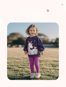 Detailansicht lila Mädchen-Sweatshirt mit Pailletten-Einhorn und Leggings auf Gras