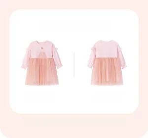 Vue détaillée avant et arrière de la robe rose pour filles avec jupe en tulle