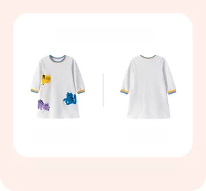 Vue avant et arrière d'une robe tricotée à manches longues pour filles avec chats pop-art