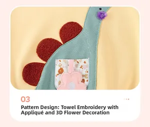 Détail du haut en coton jaune avec broderie dinosaure et poche plaquée florale