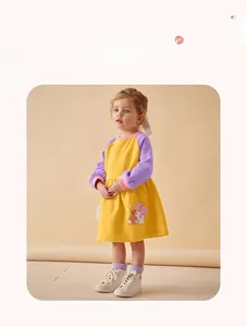 Gelbes Baumwollkleid mit lila Ärmeln und süßem Tierprint für Mädchen im Detail