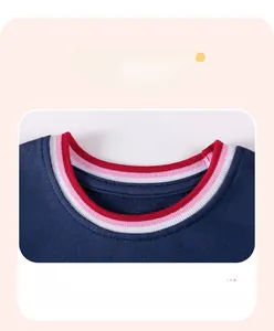Dettaglio del girocollo blu navy con strisce a contrasto rosse e bianche sul vestito