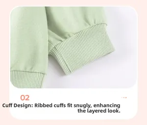 Detail der gerippten Manschetten am weichen grünen Baumwollstrickset für Mädchen