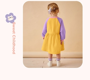 Rückansicht eines gelb-violetten Langarm-A-Linien-Kleides mit Sweet Childhood Aufdruck