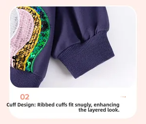 Details von gerippten Manschetten und bunten Pailletten auf einem lila Mädchen-Sweatshirt