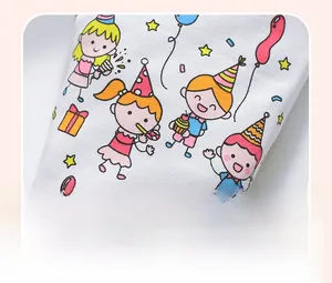 Gros plan détaillé des motifs d'anniversaire sur le tissu en coton blanc pour enfants