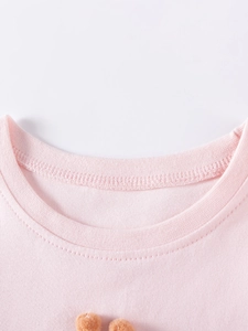 Robe rose en coton pour fille avec col rond nervuré et détails de pompons doux