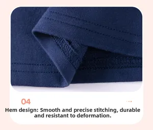 Dettaglio dell'orlo a doppia cucitura sul vestito in maglia blu scuro per bambine
