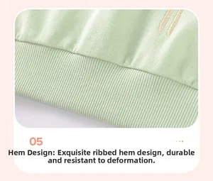 Detail eines minzgrünen Sweatshirts mit robustem Rippbündchen und feiner Bestickung