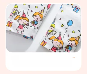 Gros plan détaillé des poignets du jogging en coton pour filles aux motifs de fête