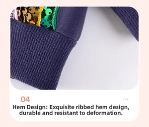 Detail der Rippstrick-Saum an marineblauem Mädchen-Sweatshirt mit bunten Pailletten