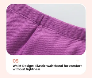 Detail des elastischen Bundes der lila gestrickten Kinderhose mit Rippmuster