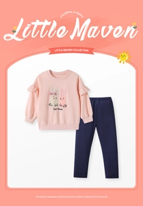 Detail von rosa Baumwoll-Sweatshirt mit Hasenstickerei und dunkelblauer Hose für Mädchen