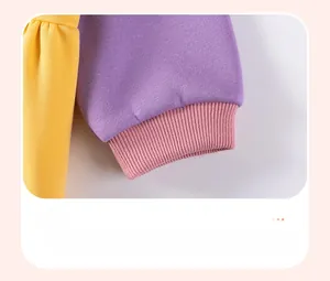 Details zu gerippten rosa Bündchen am lila Baumwollkleid mit Kontrastnähten