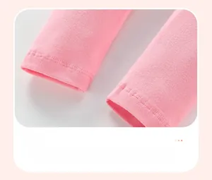 Detail der rosa Baumwollstrick-Hosenmanschetten mit feiner Doppelnadel-Flachnahttechnik