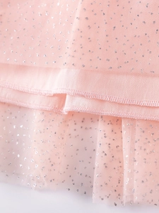 Gros plan d'une jupe tutu en tulle rose multicouche avec paillettes argentées pour filles