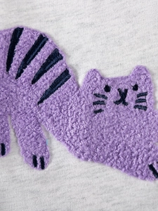 Robe en tricot gris pour fille avec mignon patch chat en broderie bouclée violette