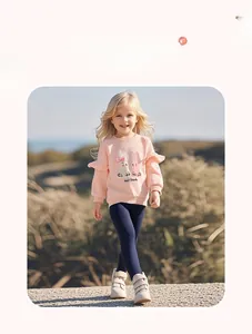 Nahaufnahme des rosa Mädchen-Sweatshirts mit Hasenstickerei und Best Friends-Text