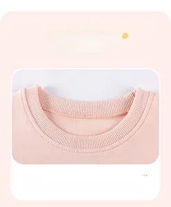 Details des rosa Sweatshirts für Mädchen mit weichem Ripp-Rundhalsausschnitt und Nähten