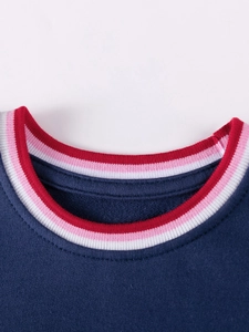 Felpa da bambina blu scuro con scollo rotondo a costine a righe rosse e rosa