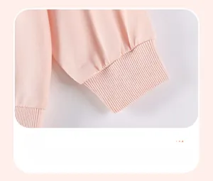 Detail der rosa Rippbündchen am langärmeligen Baumwoll-Sweatshirt für Mädchen
