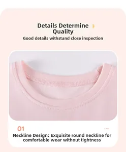 Détail d'un col rond rose en maille de coton avec des coutures à double aiguille