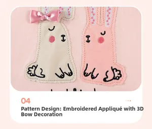Detail von niedlicher Kaninchen-Applikation mit rosa Satinschleife auf Kinder-Set