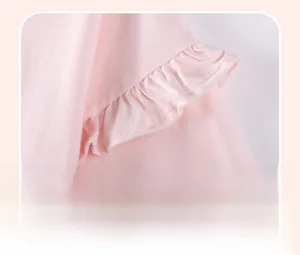 Détail d'un haut rose pour fille avec volants aux épaules en tissu de coton doux et respirant