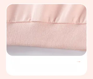 Detailaufnahme des hellrosa gerippten Saums am hochwertigen Baumwoll-Sweatshirt für Mädchen