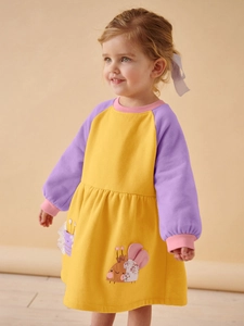Kinder Langarmkleid mit gelbem Oberteil lila Ärmeln und Bienenstickerei für Mädchen