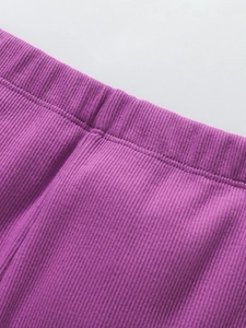 Dunkelila gerippte Kinderhose mit elastischem Bund und feiner Doppelnaht-Verarbeitung