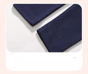 Detailansicht der Kinderstrickhose mit feiner Naht und Rippstruktur am Beinabschluss