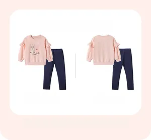 Detail-Flachbild von rosa Langarm-Sweatshirt mit Kaninchen und dunkelblauer Hose