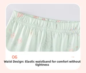 Détail de la taille élastique sur le pantalon en coton fleuri vert clair pour fille