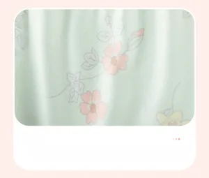 Gros plan du tissu en coton doux avec motifs floraux pour ensemble de vêtements bébé
