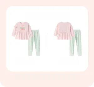 Vue avant et arrière de l'ensemble pyjama fille à fleurs avec col à volants et nœud